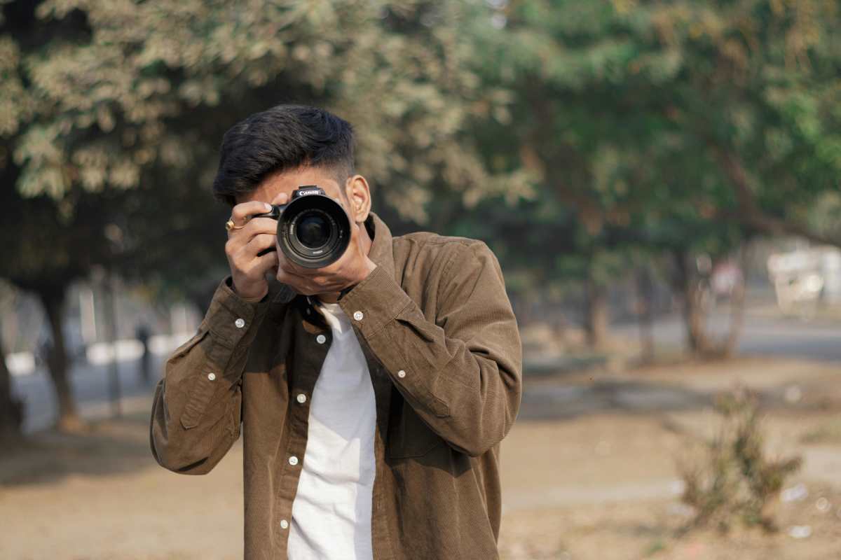 A man clicking pictures (Representative Image Source: Pexels | Sanket Mishra)